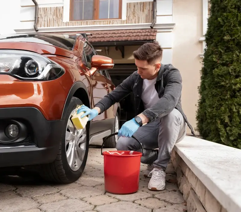 Lavage auto à domicile Aulas : professionnel intervenant sur un véhicule